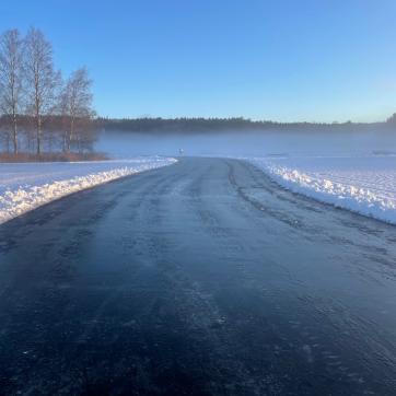 Upplogad skridskobana på sjö i Ludvika.