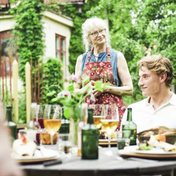 Personer som beställer mat vid bord.