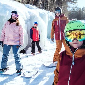 Familj som åker skidor i Kläppen.