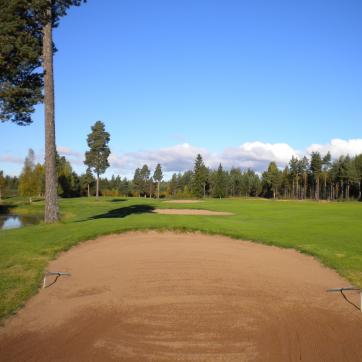 Sunny day at the golf course in Mora.