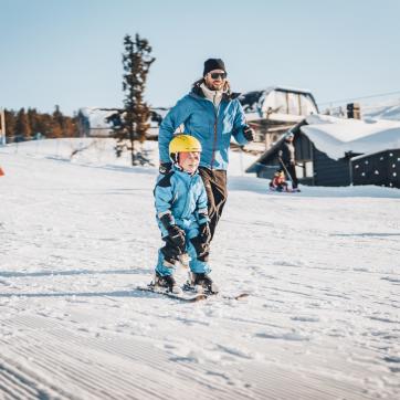 Barn som åker skidor på Idre Fjäll.