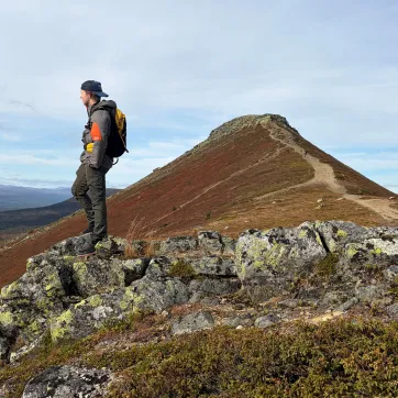 Kille som kollar ut över fjällandskapet i Idre.