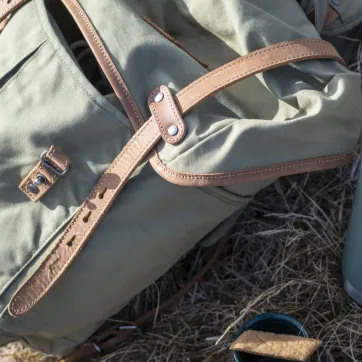 Ryggsäck på marken.