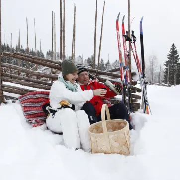 Äldre par som vilar och fikar längs ett längdspår.