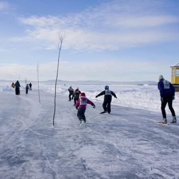 Barn som åker skridskor en krispig vinterdag.