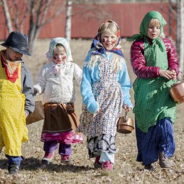 Fyra barn utklädda till påskkärringar.