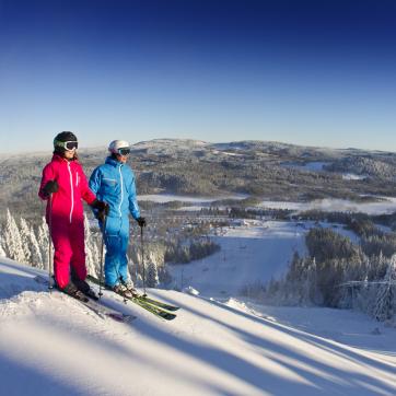 A couple at the top of an slope in Säfsen.