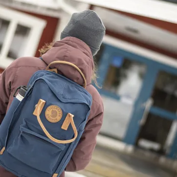 Kvinna med ryggsäck gående.