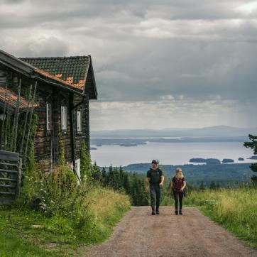 Par som vandrar längs grusväg i Fryksås.