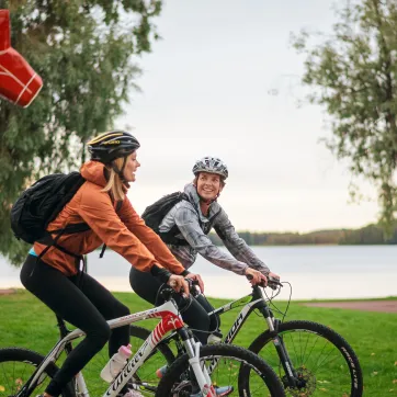 Två tjejer som cyklar