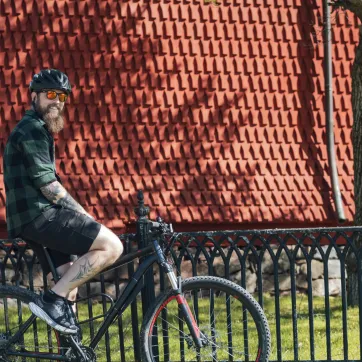 Kille som sitter på en MTB.