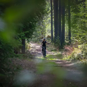 En tjej som cyklar på gruvsväg.