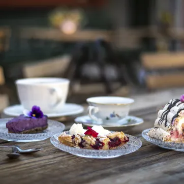 Fika på ett bord.
