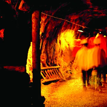 Folk som vandrar i en gruva.