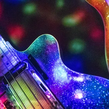 Glittrande elgitarrer i blänkade färger.
