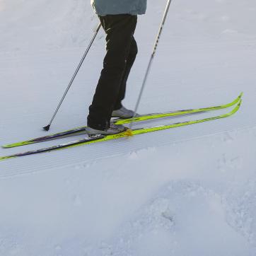 En längdåkare som åker skidor.