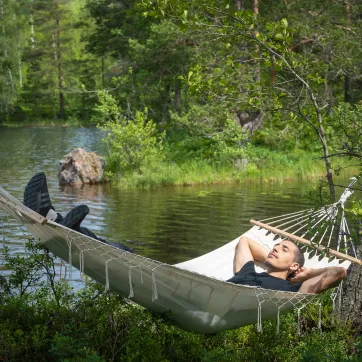 Kille som vilar i en hängmatta.