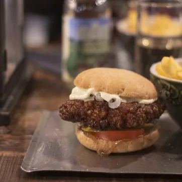 Hamburgare med strips på restaurang.