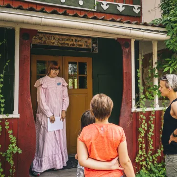 A guide welcoming guests to carl larsson gården.