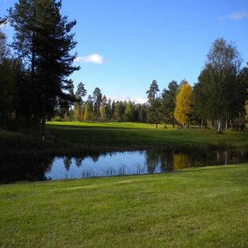 Solig sommardag på golfbanan i Leksand.