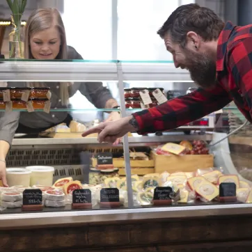 Kille som handlar mat.