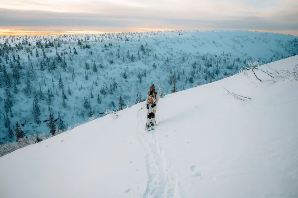 Tjej som står på ett par turskidor.