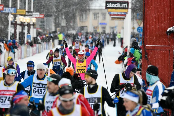 Vasaloppets målgång med många lyckliga längdskidåkare efter målgång.