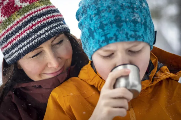 Mor och son som myser ute.