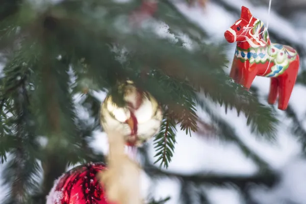 Dalahäst och annat julpynt i gran.