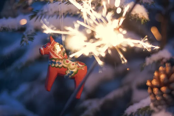 Dalahäst med tomtebloss.