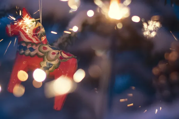 Dalahäst med tomtebloss.