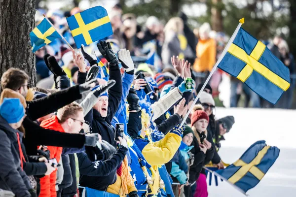Publik som hejar på skidåkare.