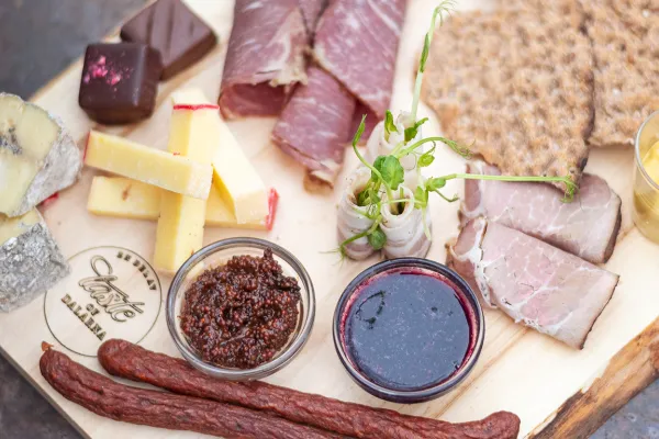 En bricka med smakprover av korv, bröd, ost mm.