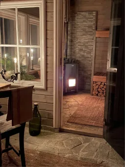 Man ser in till bastun genom en öppen dörr.