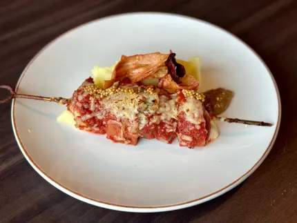 Ugnsgratinerade Falukorv från Siljans chark som serveras med hemlagad potatispuré och LissEllas senap.