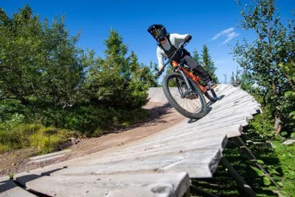 Downhillcyklist på led.