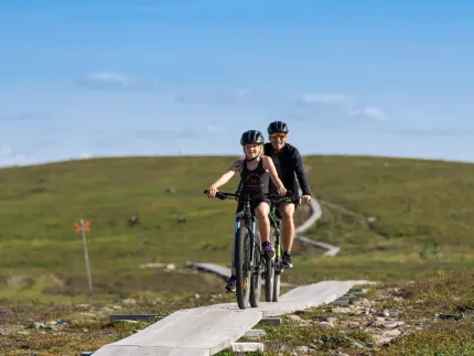 Två cyklister på en spång.
