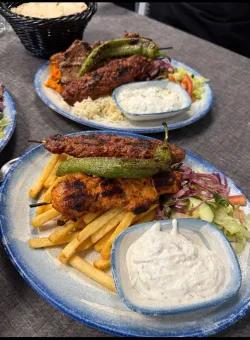 En suddig bild av ett blomblad.