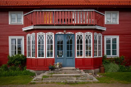 Ett rött hus med balkong.