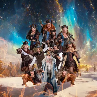 En grupp människor i kläder.