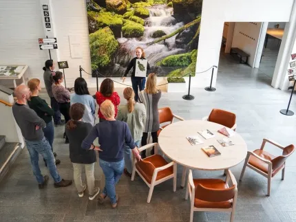 En grupp guidas av personal på Dalarnas museum.