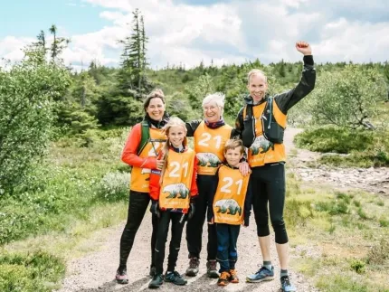 Ett lag med nummerlapp på bröstet som ser glada ut.