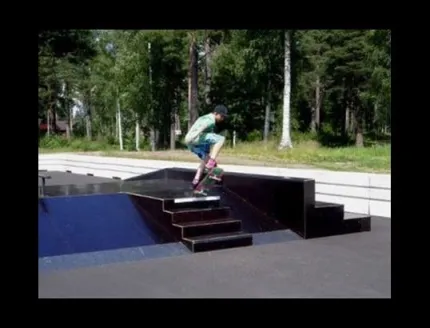 Skateboardåkare trixar.