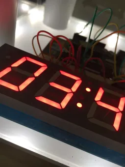 En digital klocka med siffrorna noll tre och fyra.