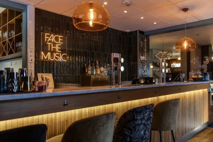 Mysig bar i direkt anslutning till receptionen i Grand Hotel Elektra.