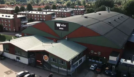 Hockeyarenan sett från parkeringen.