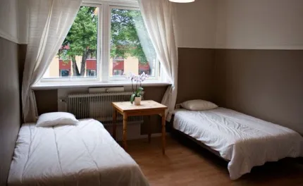 Dubbelrum med två enkelsängar.