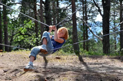 Barn leker i låghöjdsbanan på Idre Fjäll
