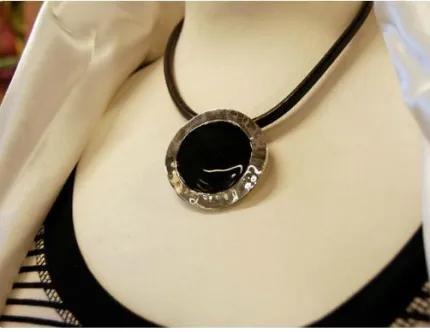 Ett stort halsmand med en svart sten.