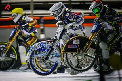 Tävling i isracing med motocross.